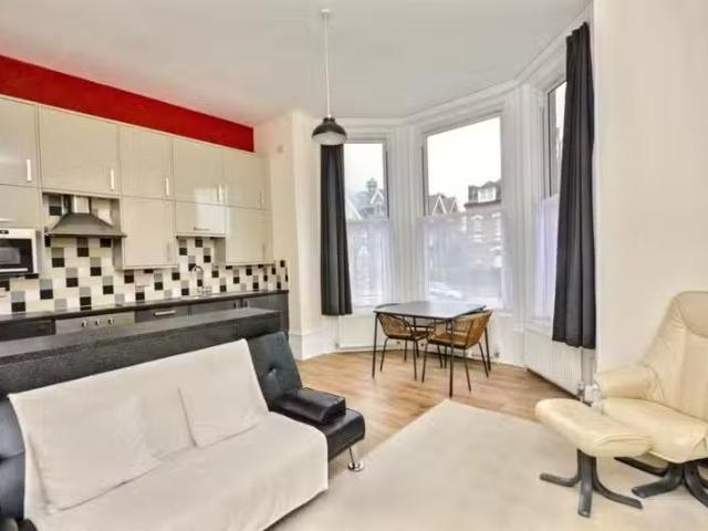 For Rent! 2 bedroom flat for rent in Silverdale Road, Eastbour.