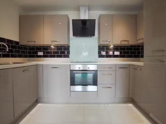 Nice 2 bedroom flat for rent in The Square, Long Down Avenue.