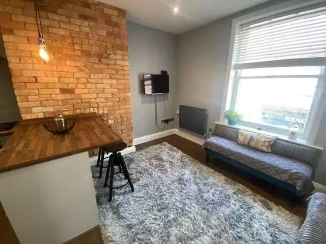 Cheap 2 bedroom flat for rent in Westbourne Arcade, Poole Road.