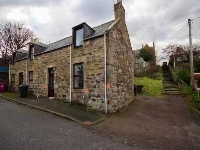 Deal! 2 bedroom semi detached house for rent in Baron Street.