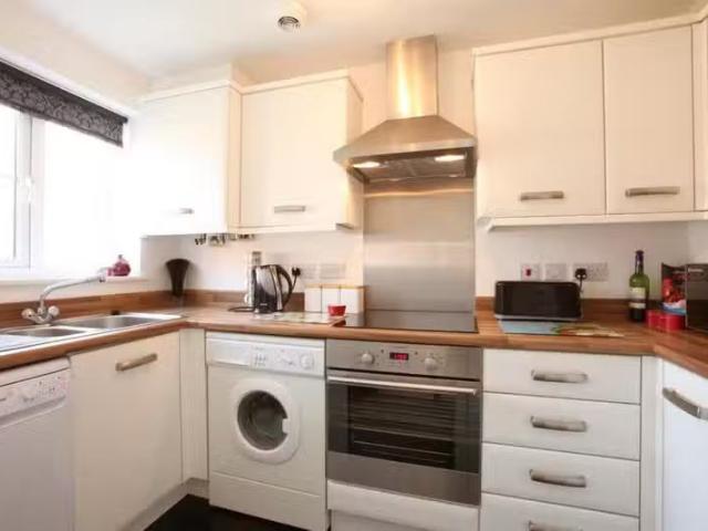 Deal! 2 bedroom semi detached house for rent in Ffordd Nowell.