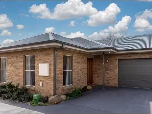 For Rent! 2 BR 1/105a March Street, Orange Apartment for rent.