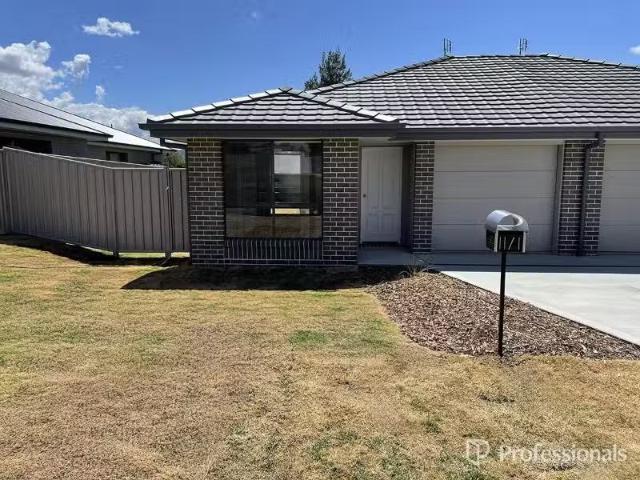 Unique 2 BR 1/11 Mustang Close, HILLVUE House for rent Listed.