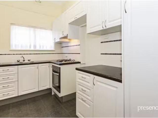 Cheap 2 BR 1/70 Dawson Street, COOKS HILL Apartment for rent.