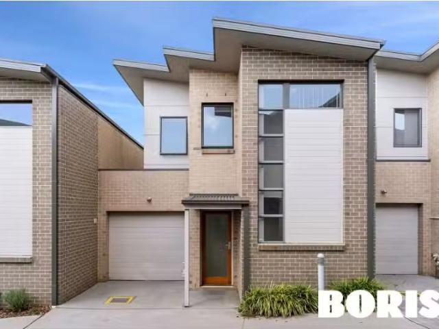 For Rent! 2 BR 19 Henderson Road, Queanbeyan Townhouse for ren.