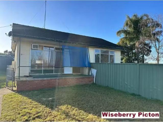 Unique 2 BR 22 Ettlesdale Street, Spring Farm House for rent.