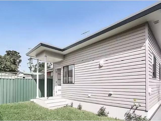 Cheap 2 BR 23a Christie Street, South Penrith Apartment for re.
