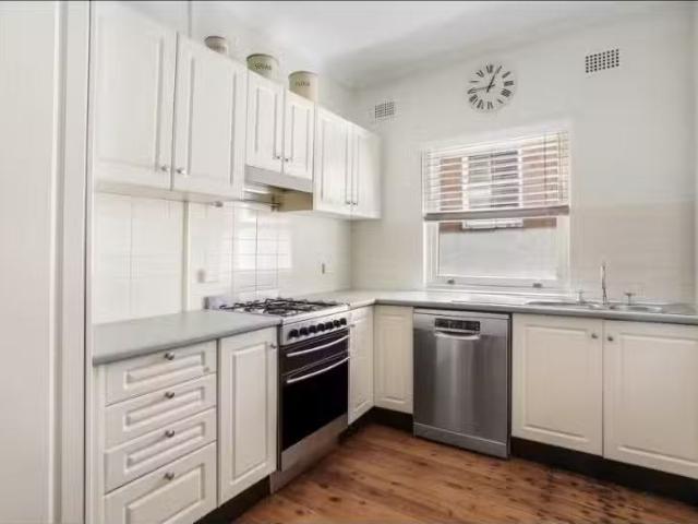 Cheap 2 BR 2/5 Lucius Street, BONDI BEACH Apartment for rent.