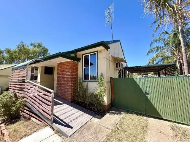 Charming 2 BR 25 Thompson Cres, South Tamworth House for rent.