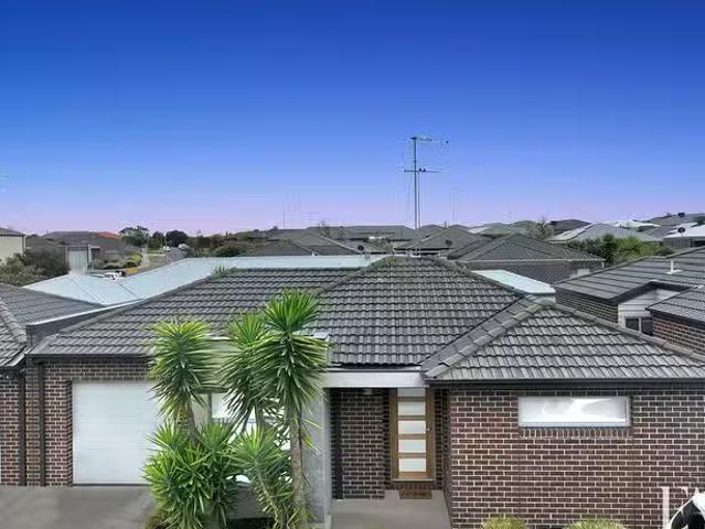Unique 2 BR 2/63 Oakwood Crescent, Waurn Ponds, VIC 3216