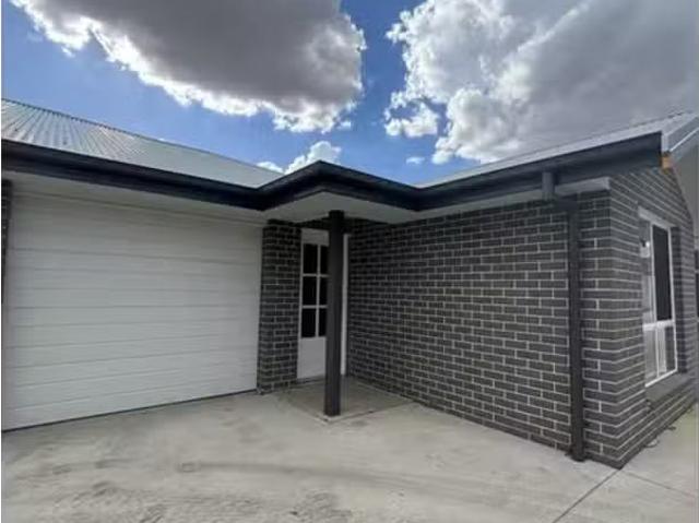 For Rent! 2 BR 2/7 Patterson Street, Tamworth Townhouse for re.