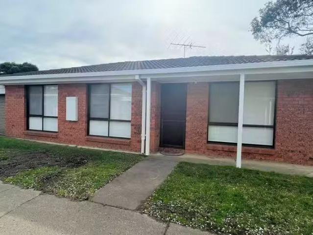 Nice 2 BR 2/82 Walsgott Street, North Geelong, VIC 3215 Unit.