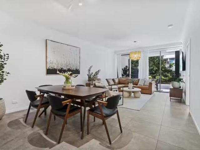 Deal! 2 BR 3008/397 Christine Avenue, Varsity Lakes, QLD 4227.