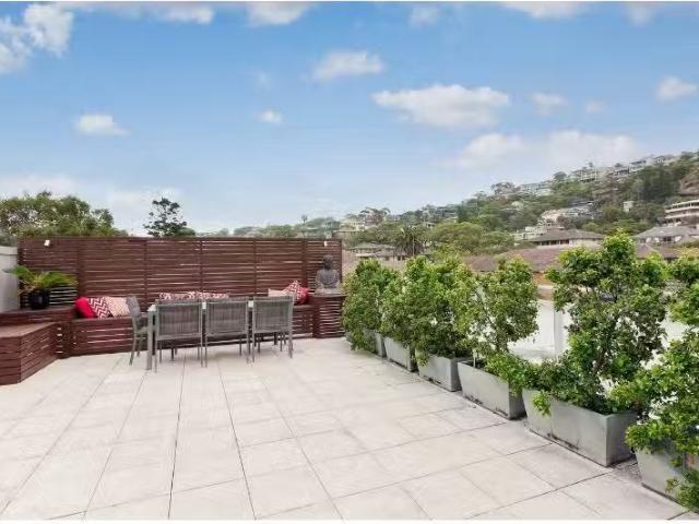 Nice 2 BR 31/2 10 Jenkins Street, Collaroy Apartment for rent.