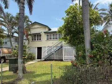 Unique 2 BR 313 Lake Street, Cairns North, QLD 4870