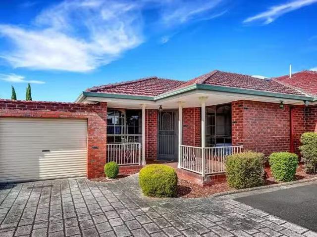 For Rent! 2 BR 3/2 Oshannassy Street, Essendon North, VIC 3041