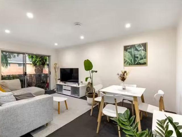 Nice 2 BR 33/4 Greenwood Place, Freshwater Apartment for rent.