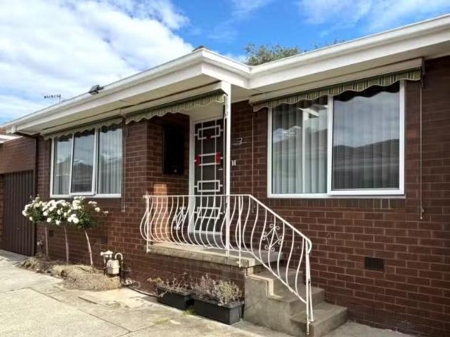 For Rent! 2 BR 3/5 7 Poet Road, Bentleigh East VIC 3165 Unit.