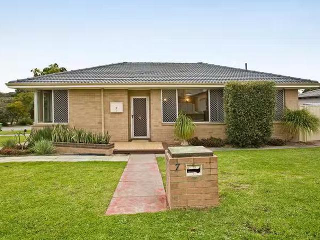 Just in! 2 BR 7 Redmond Street, Salter Point, WA 6152