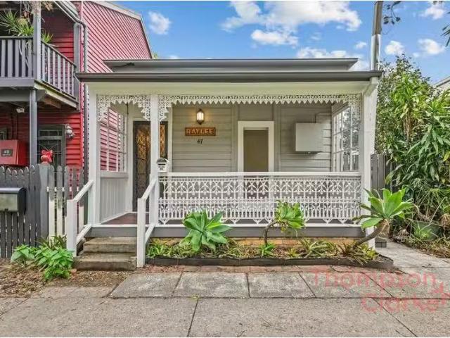Nice 2 BR 47 Gipps Street, Carrington House for rent Listed b.