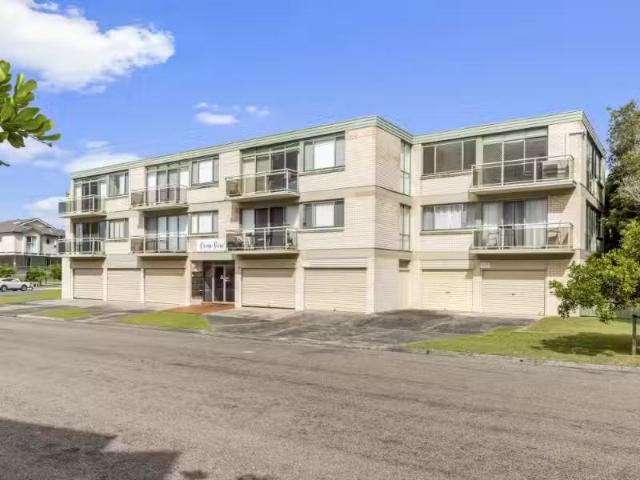 Cheap 2 BR 6/105 Ocean Parade, Blue Bay Apartment for rent Li.