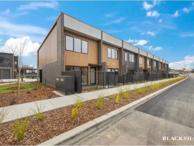 Charming 2 BR 63 Beechworth Street, Watson Townhouse for rent.