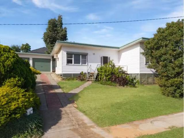 Cheap 2 BR 6 Specimen Hill Road, Golden Square House for rent.