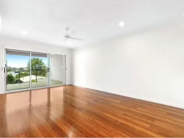 Just in! 2 BR 7/17 Dowar Street, COORPAROO Apartment for rent.