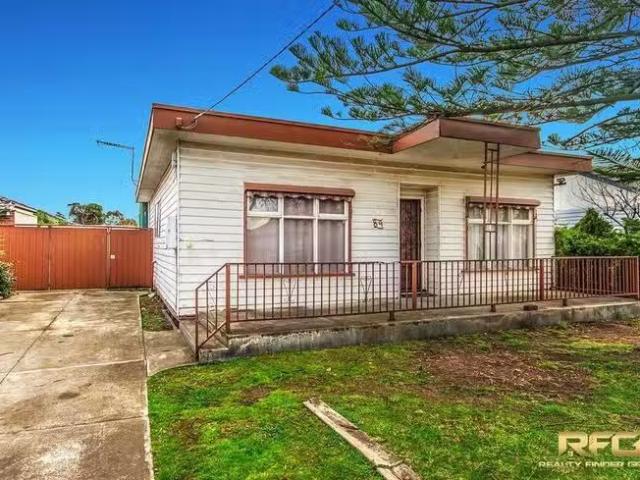 Just in! 2 BR 89 Theodore Street, St Albans, VIC 3021
