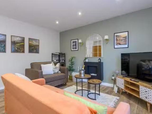Deal! 2 BR Baildon Wood Court