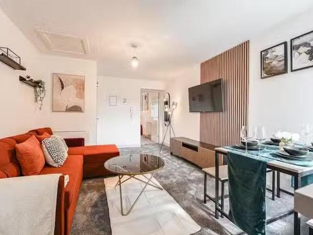 Just in! 2 BR Dob Brook Close