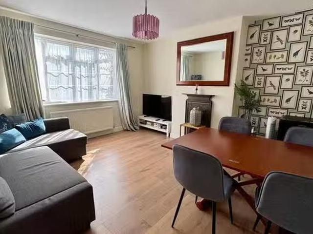 Nice 2 BR Princes Gardens