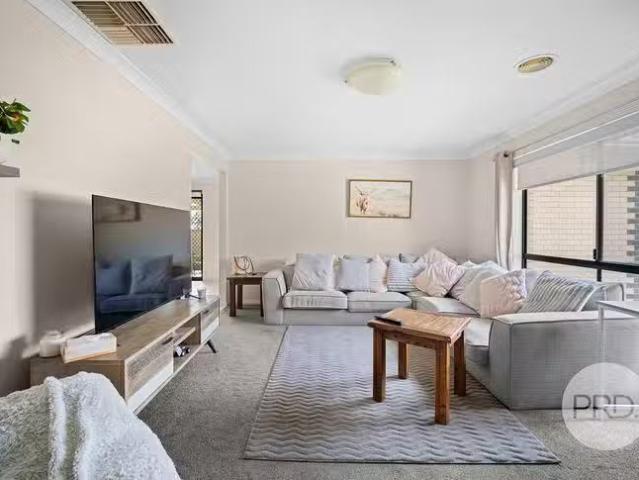 Nice 2 Deakin Avenue, Lloyd, NSW 2650