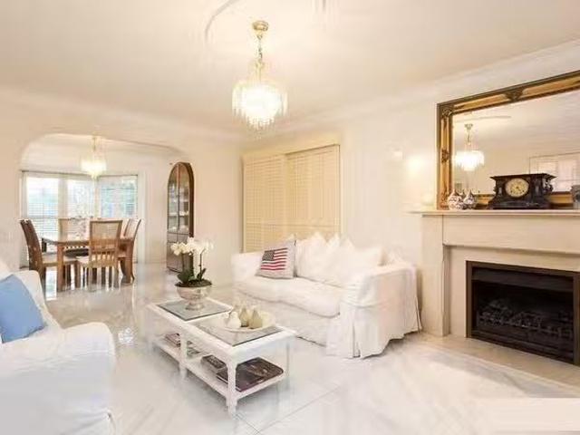 Just in! 2 Dillingen Street, Chapel Hill, QLD 4069