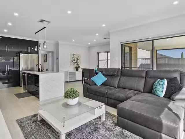 Deal! 2 Kimber Avenue, Huntfield Heights, SA 5163