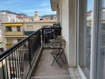NICE 2 PIECES MEUBLE DE 32M² A LOUER BALCON COIN NUIT PROCHE VOIE RAPIDE, TRANSPORT ET COMMERCES