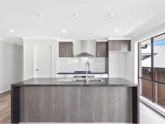New 35 Oak Farm Road, CALDERWOOD House for rent Listed by Sop.