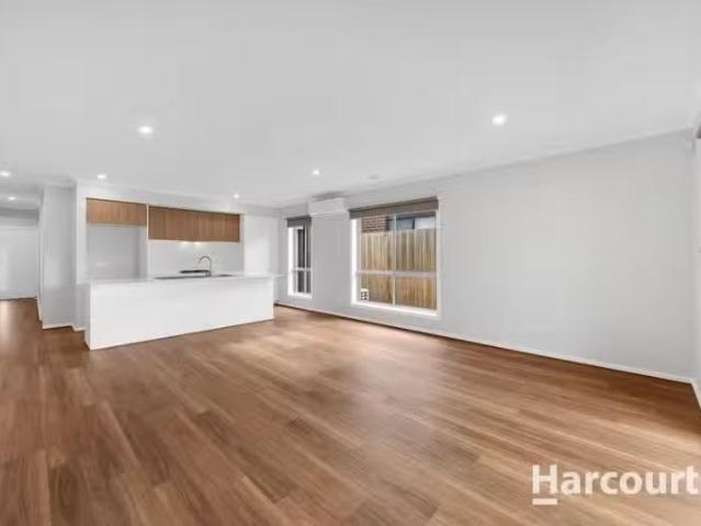 Just in! 35 Leadbeater Circuit, BEVERIDGE, VIC 3753 House fo.