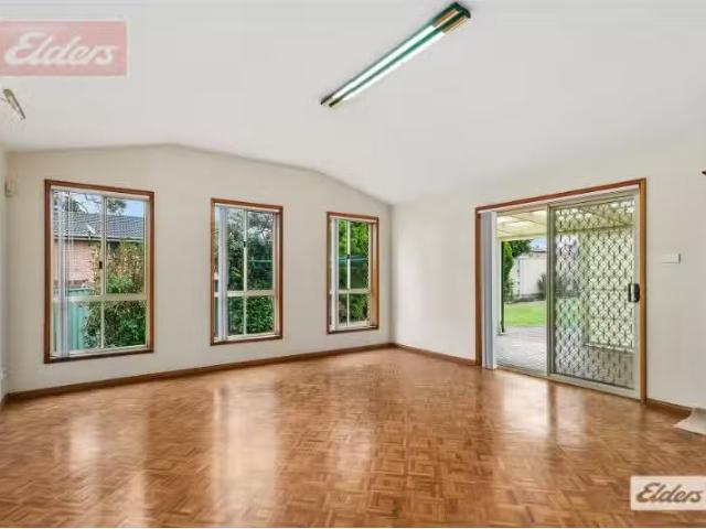 Unique 37 Fern Circuit West, Menai House for rent Listed by M.