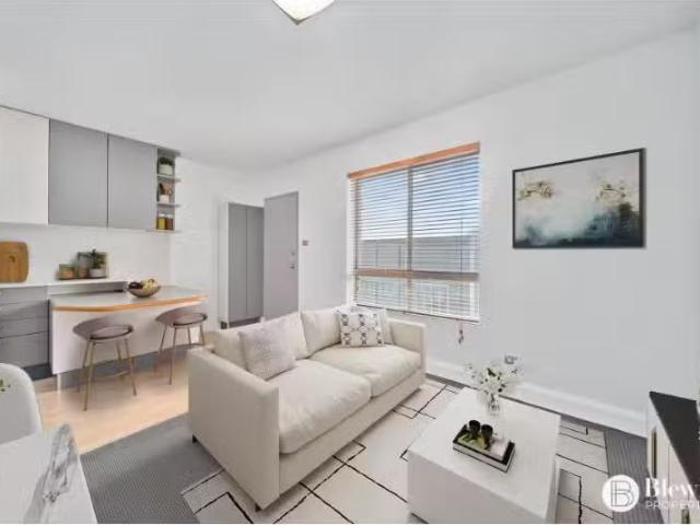 Nice 3/8 Davison Street, Crestwood Apartment for rent Listed.