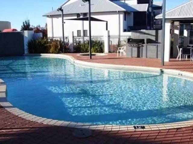 Just in! 39/206 Mary Street, Halls Head, WA 6210