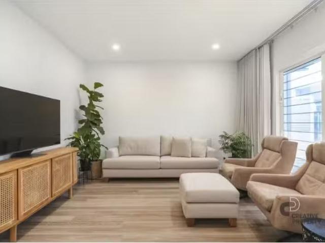 Nice 3/94 Dunbar Street, Stockton Townhouse for rent Listed b.