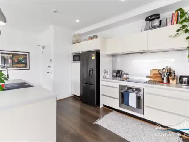 Charming 30/10 Goodwin Street, KANGAROO POINT Apartment for re.