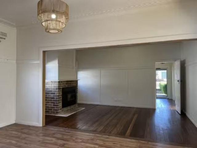 Cheap 301A Beardy Street, ARMIDALE House for rent Listed by J.