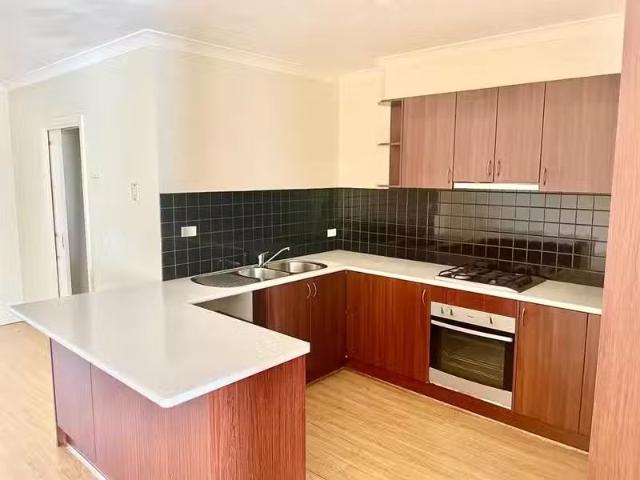 Nice 30 ALMANDS AVENUE, ROXBURGH PARK, VIC 3064 House for Rent
