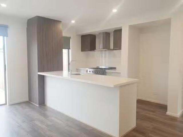 Deal! 31 Brossard Road, Mickleham, VIC 3064