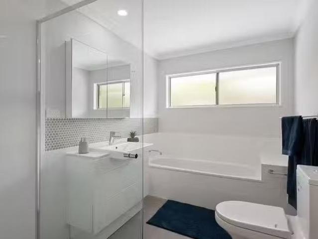 Charming 3/29 Jerdanefield Road, Saint Lucia, QLD 4067