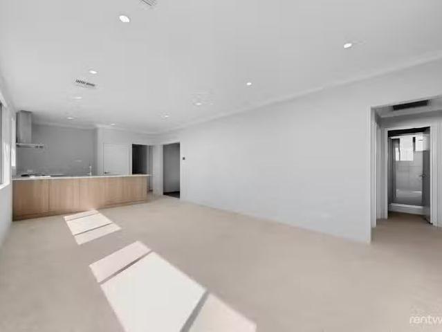 Deal! 32 Ambient Way, Eglinton, WA 6034