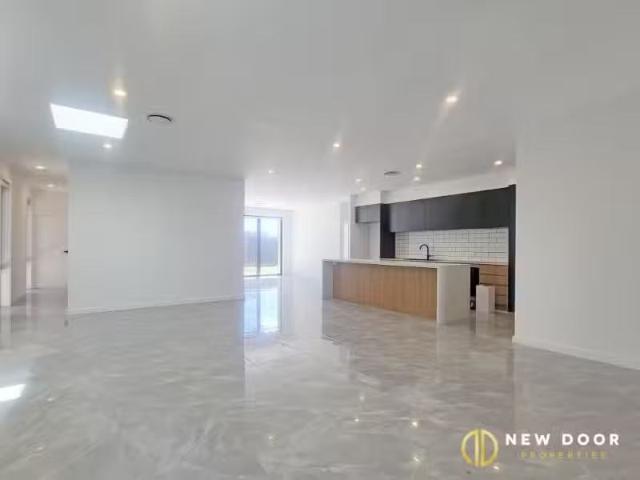 Charming 3/32 Sunnyman Street, TAYLOR House for rent Listed b.