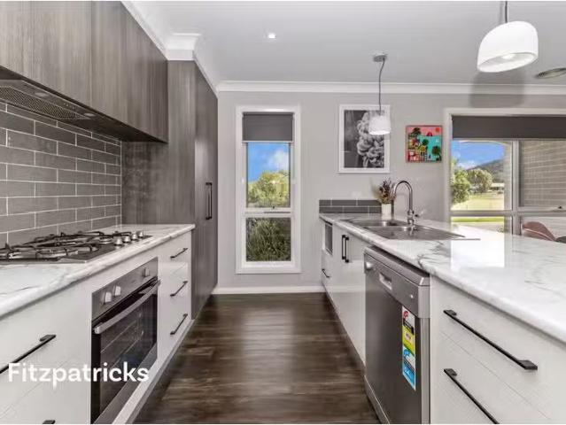 Cheap 33 Sturrock Drive, Boorooma House for rent Listed by Re.